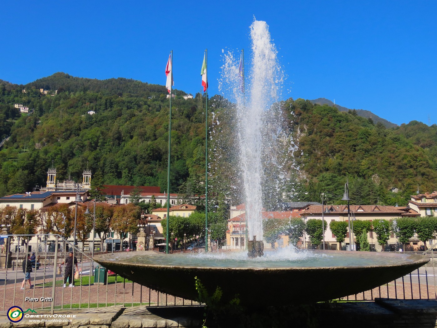 37 Spettacolare   fontana con spumeggianti alti getti  di acqua scrosciante.JPG